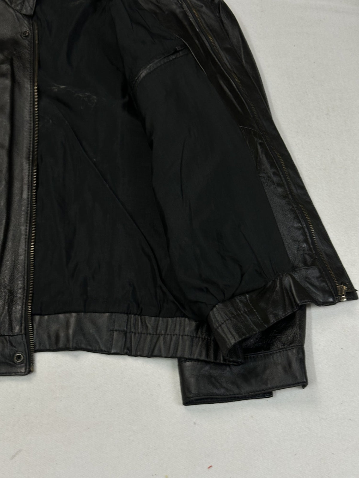 Black leather vintage jacket, size M - interior lining.