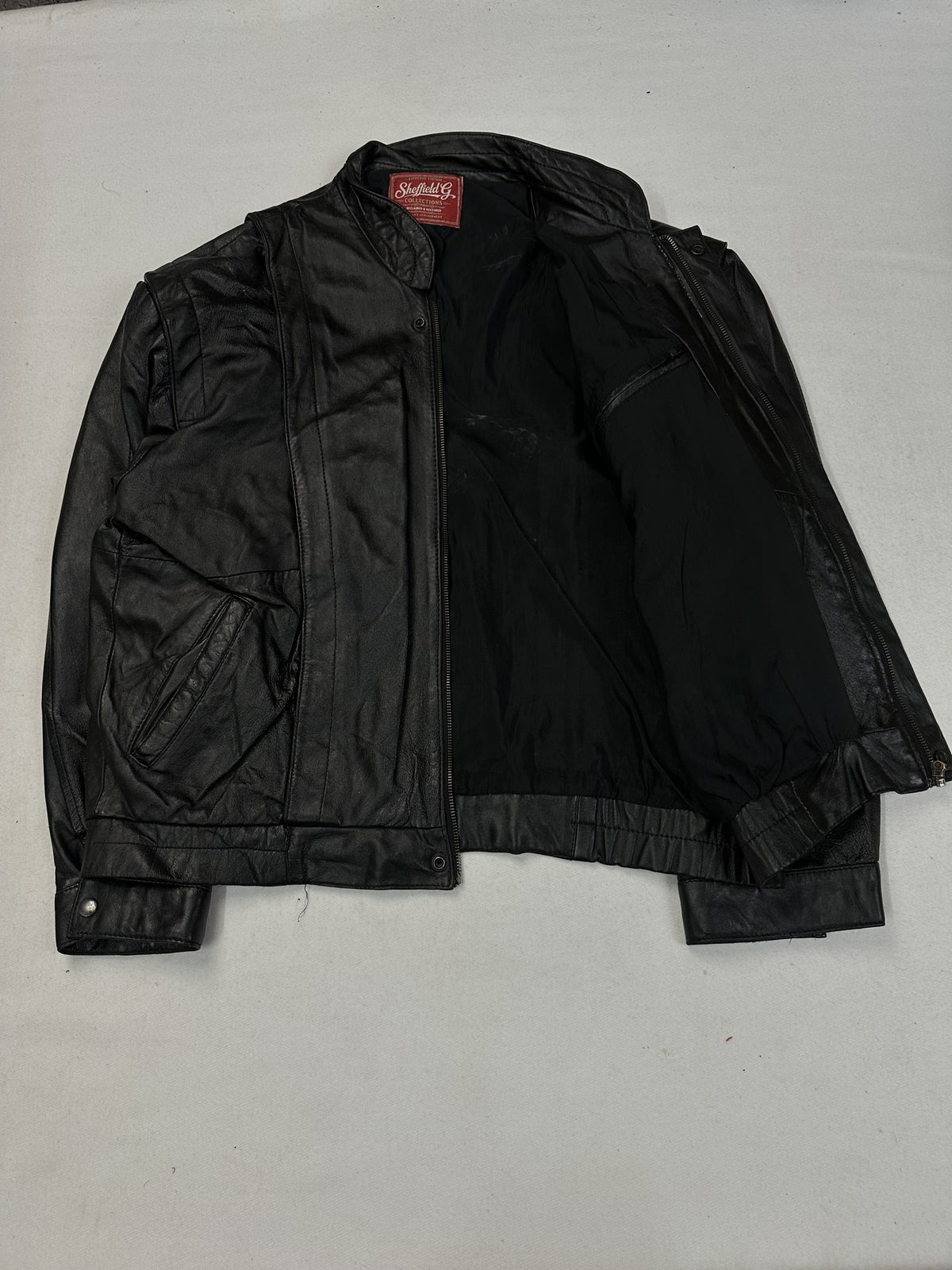 Black leather vintage jacket, size M - front closure detail.