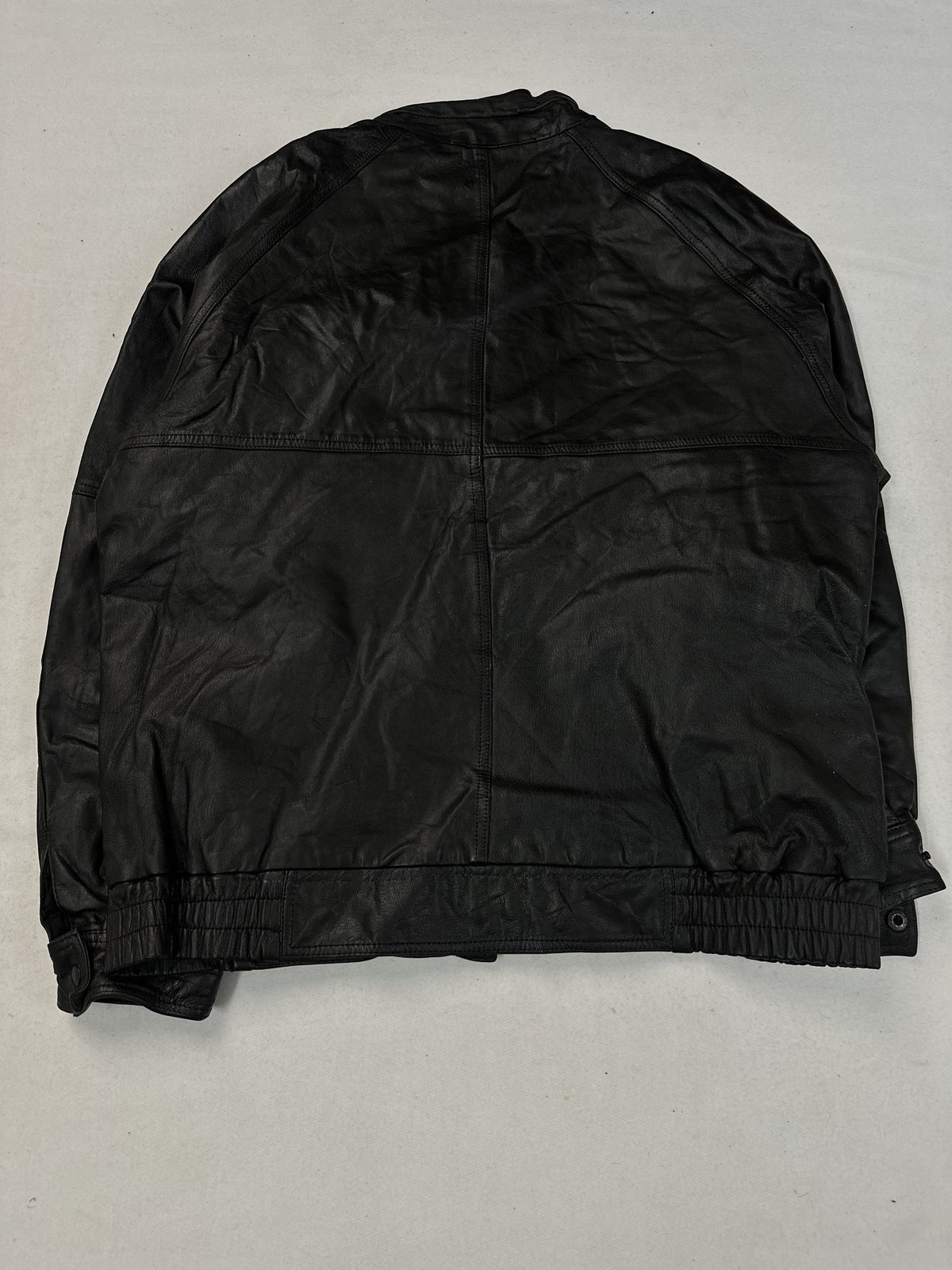 Black leather vintage jacket, size L - collar detail.