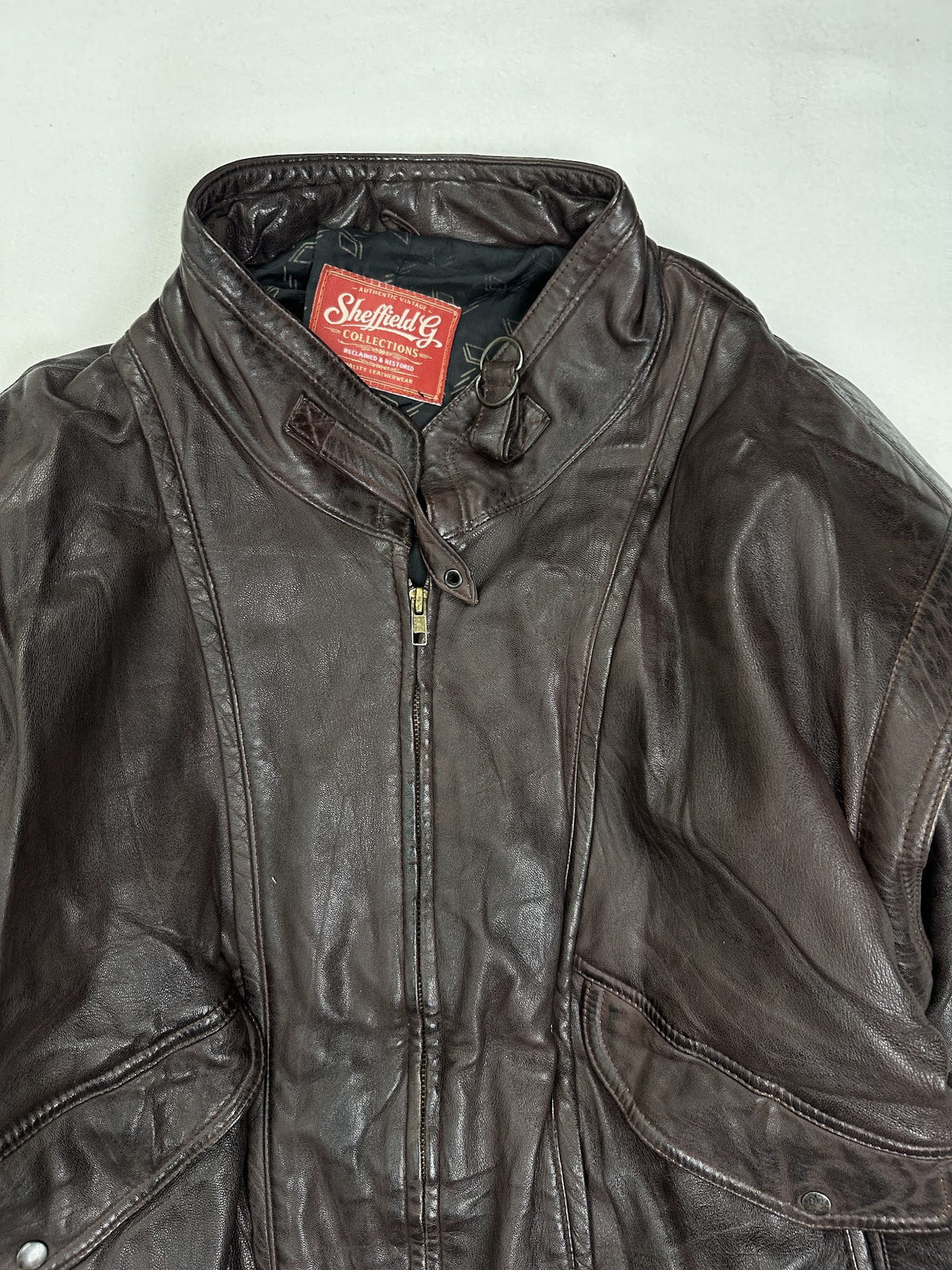 Collar and zip of the size L burgundy leather flight jacket, up close