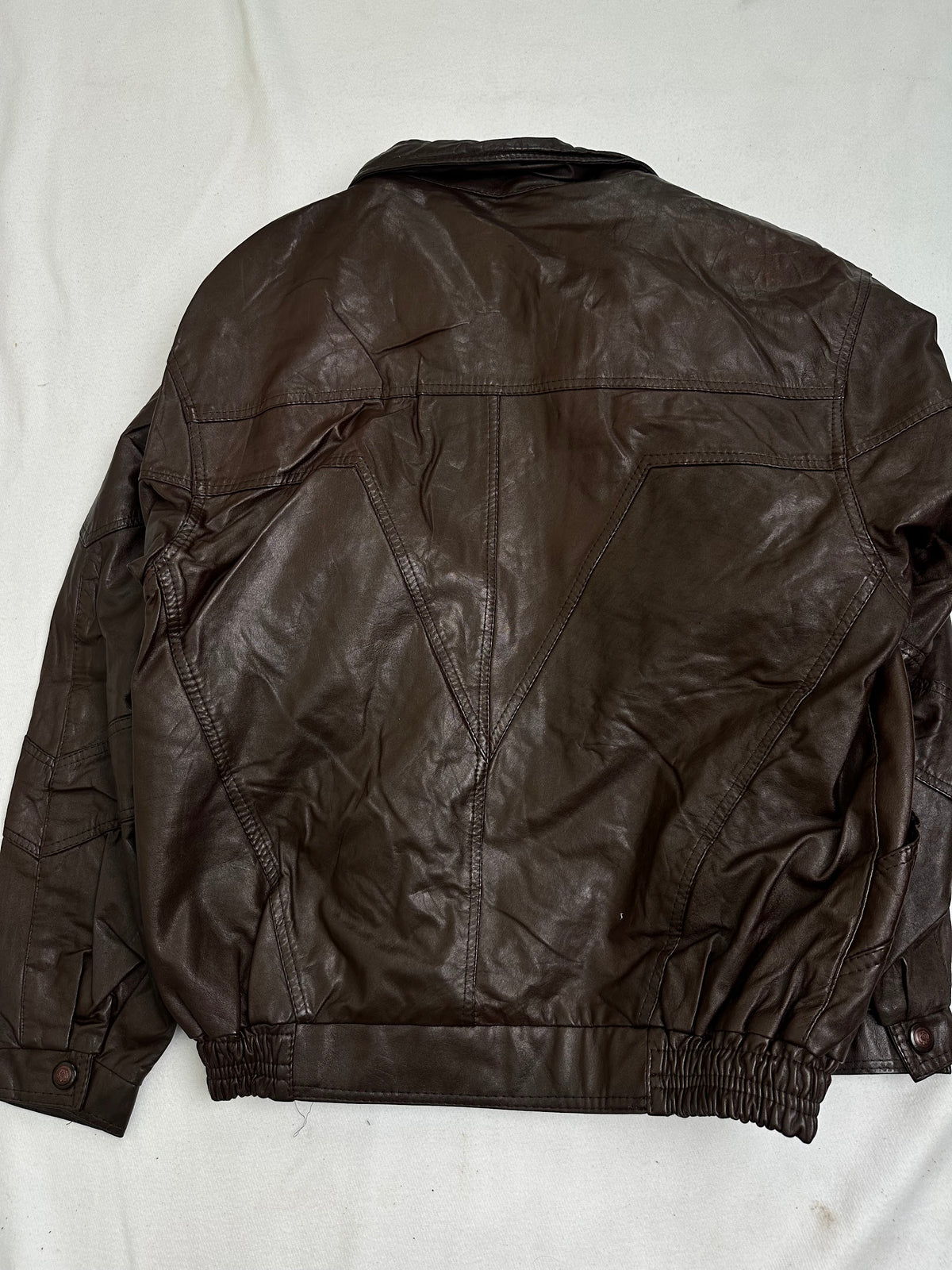 Pointed collar closing on its buttoned throat tab