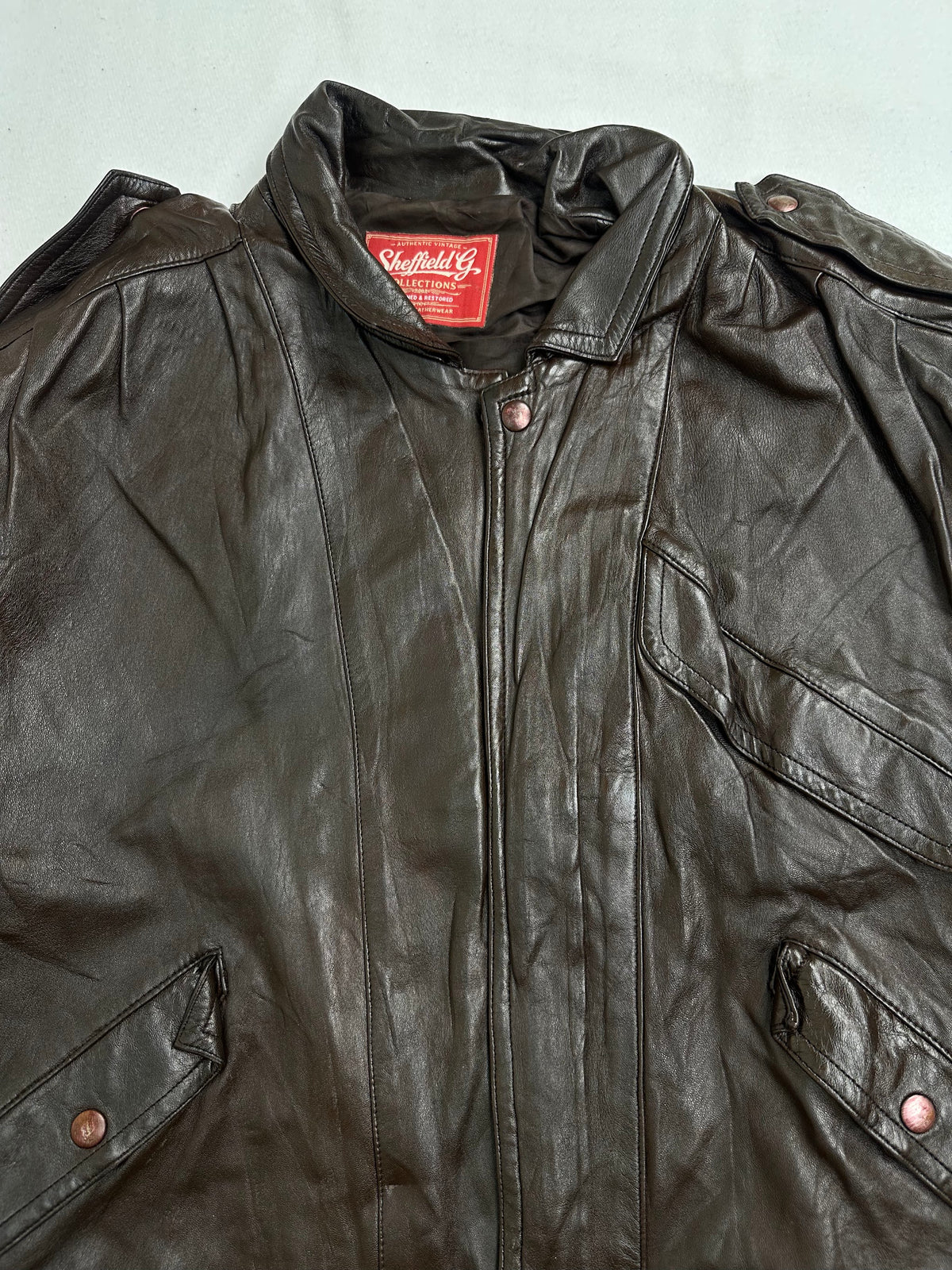 Slanted snap flap pocket above the flat leather waist band