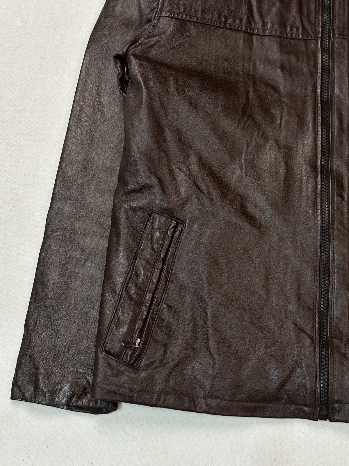 Band collar fastening at the throat of the size L burgundy biker jacket