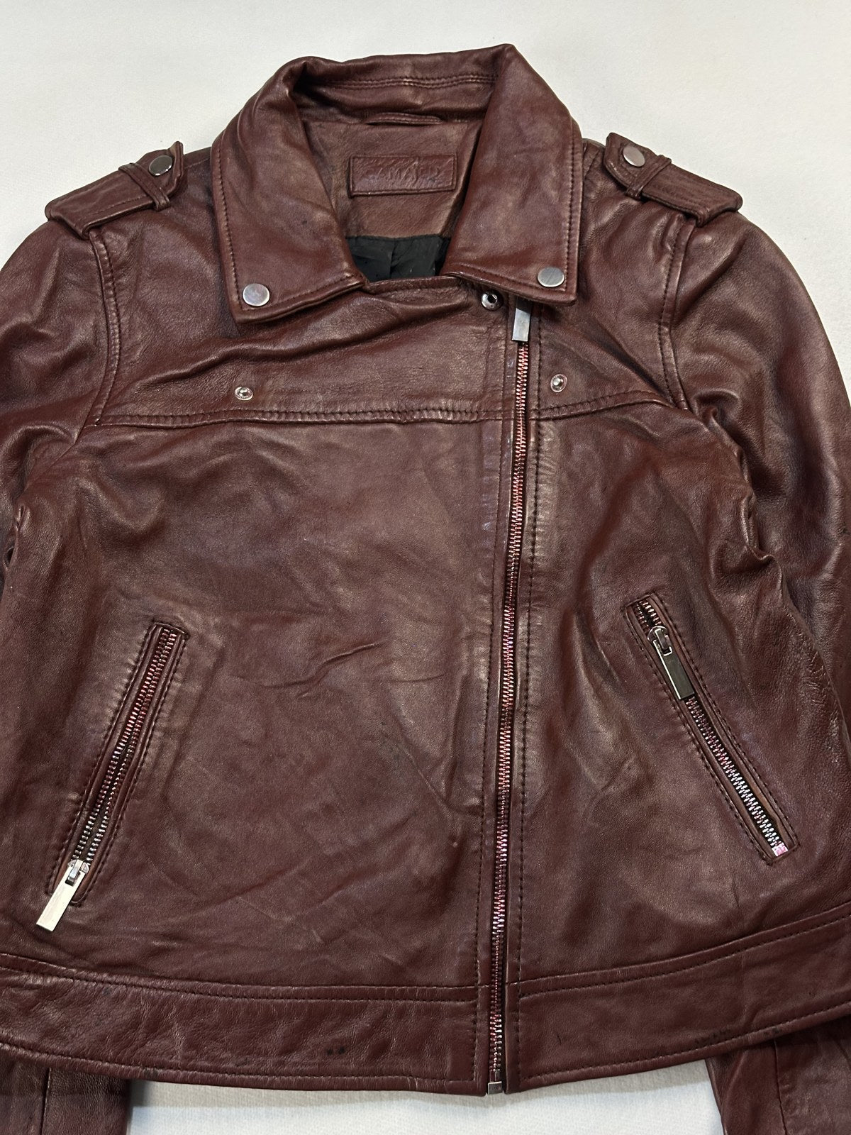 Collar and neckline of the burgundy leather biker jacket