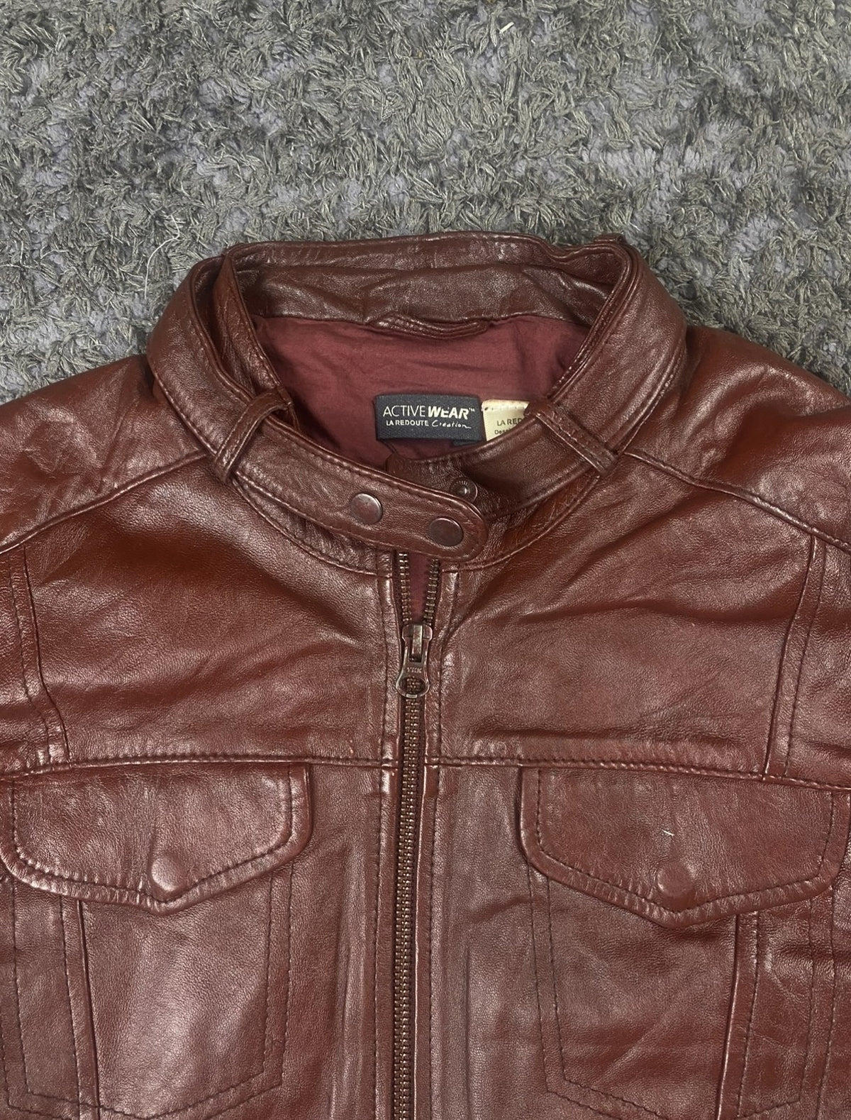 Plain back panel of the size M burgundy leather bomber jacket