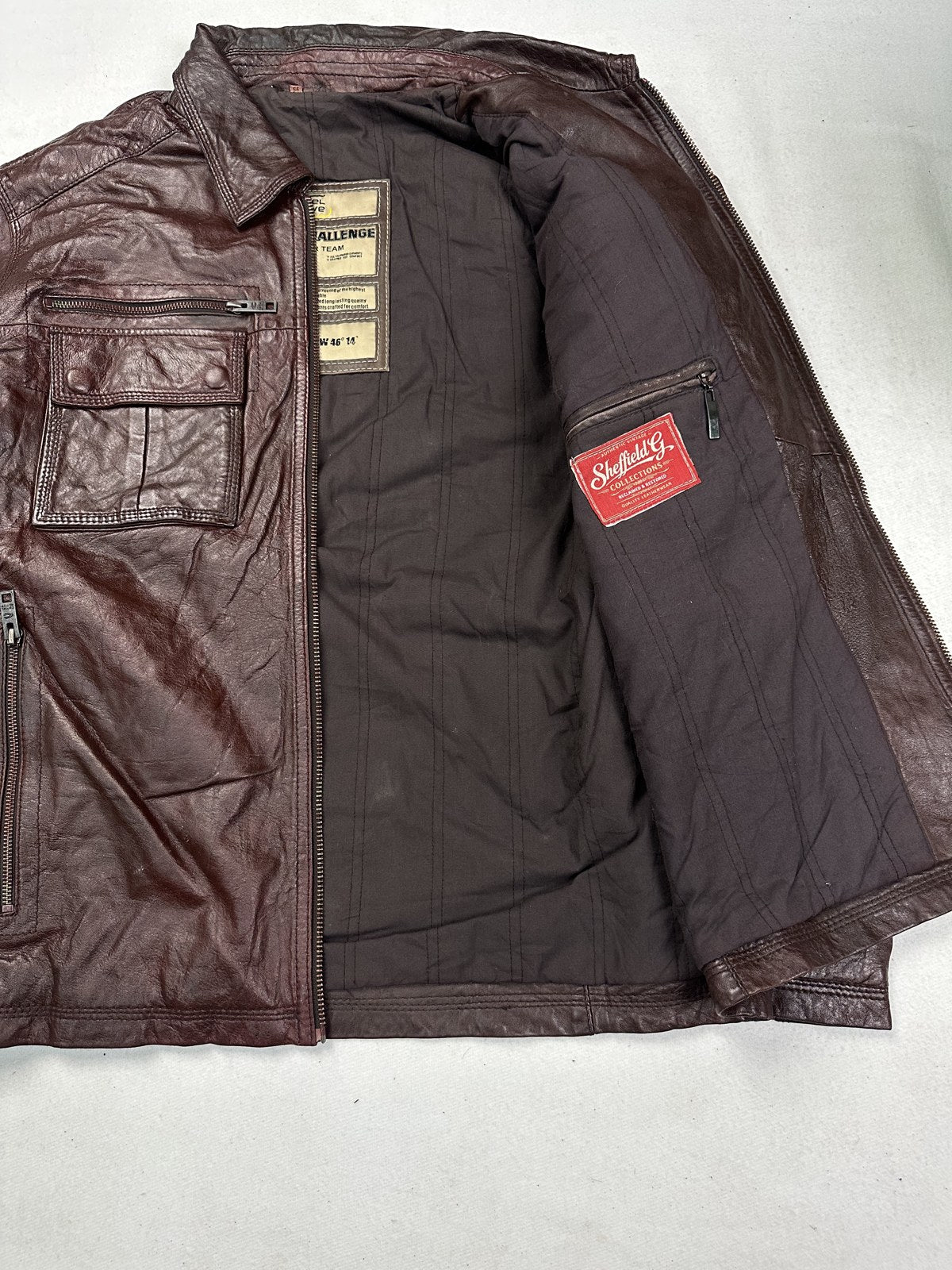 Interior lining of the burgundy XXL bomber jacket, jacket opened out