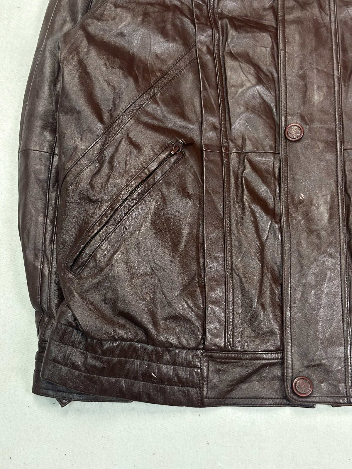 Stud fastening on the shirt collar of the burgundy XXL bomber jacket