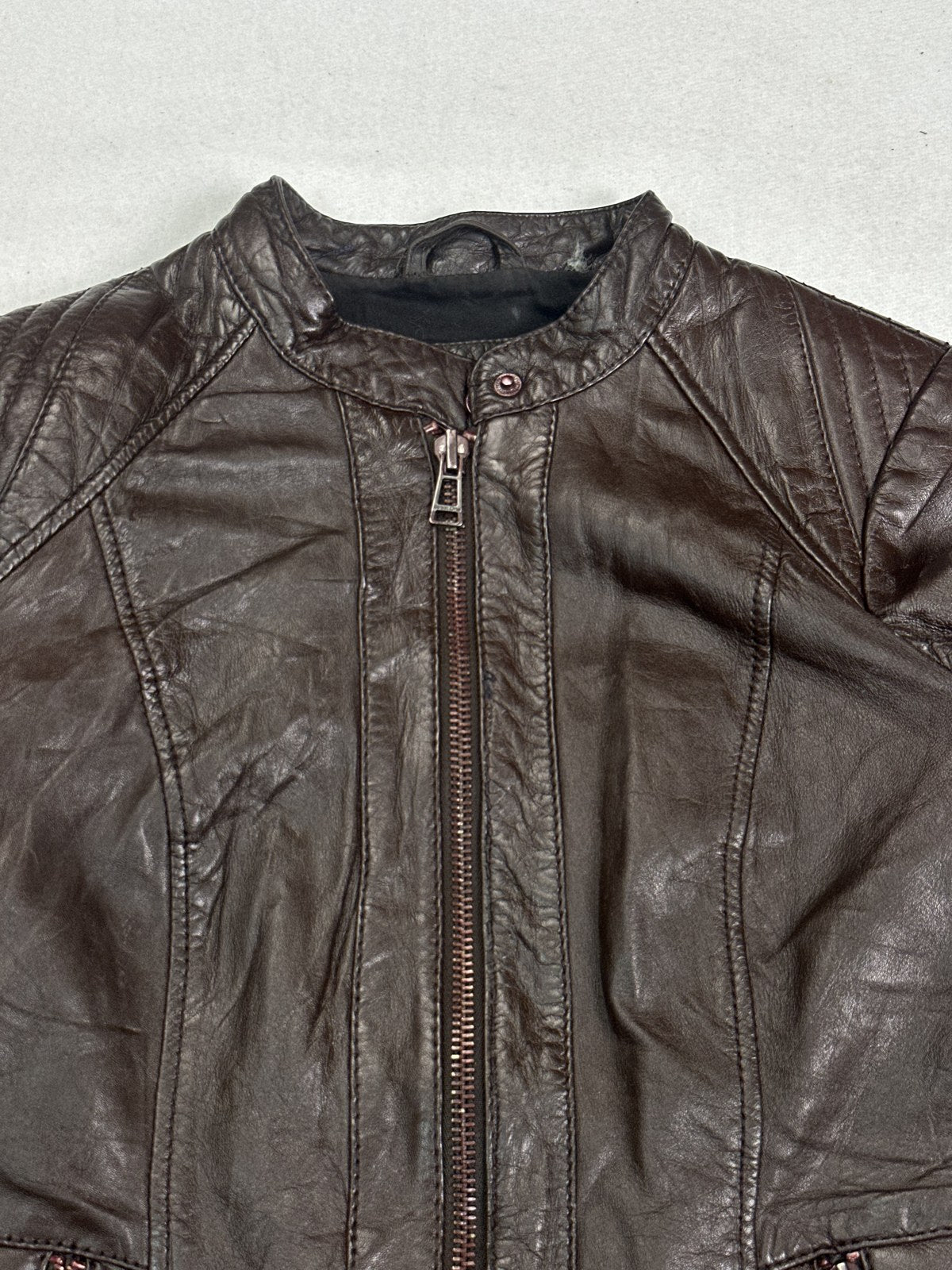 Collar and neckline of the burgundy leather cafe racer