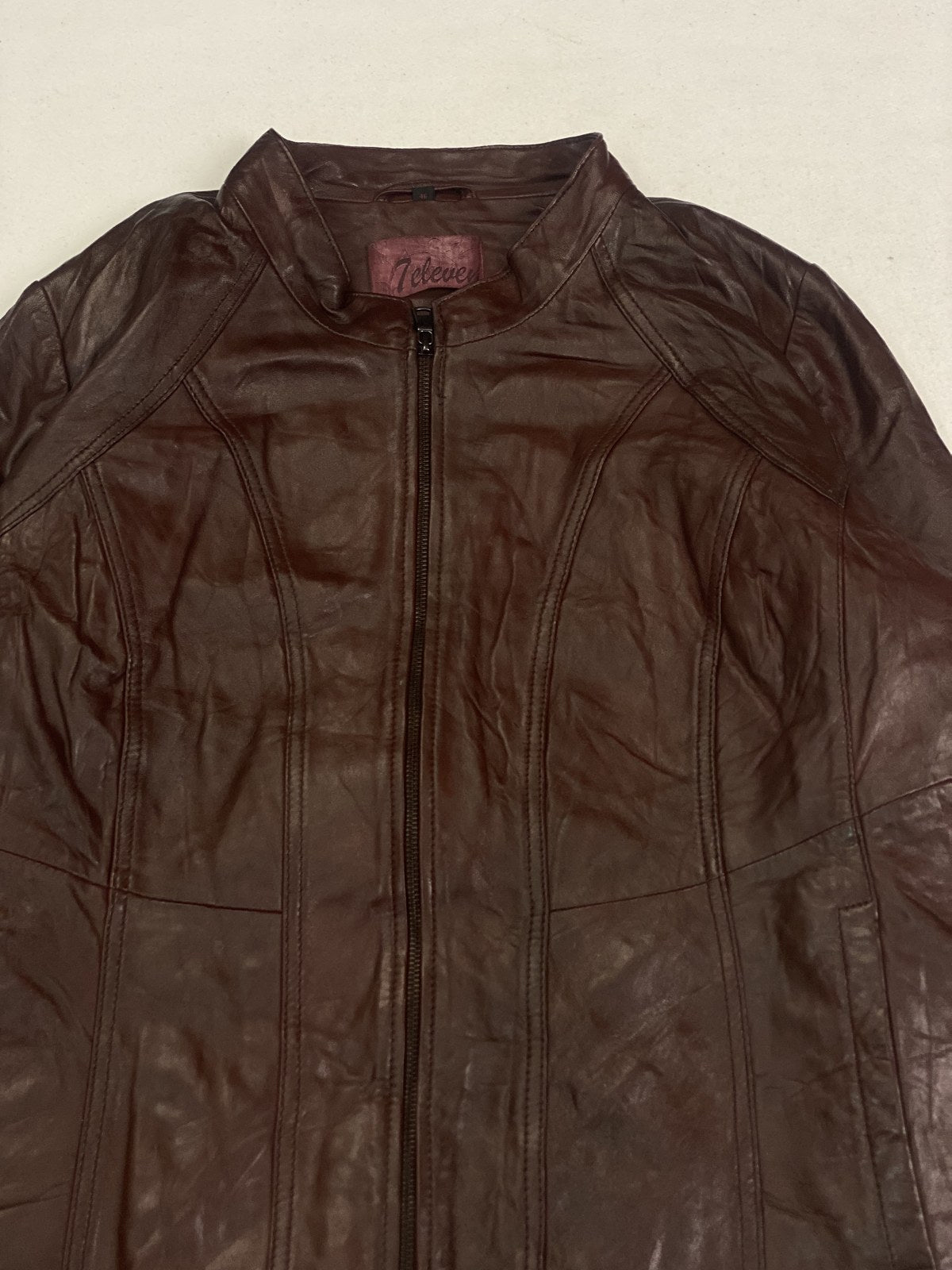 Collar and neckline of the burgundy leather cafe racer