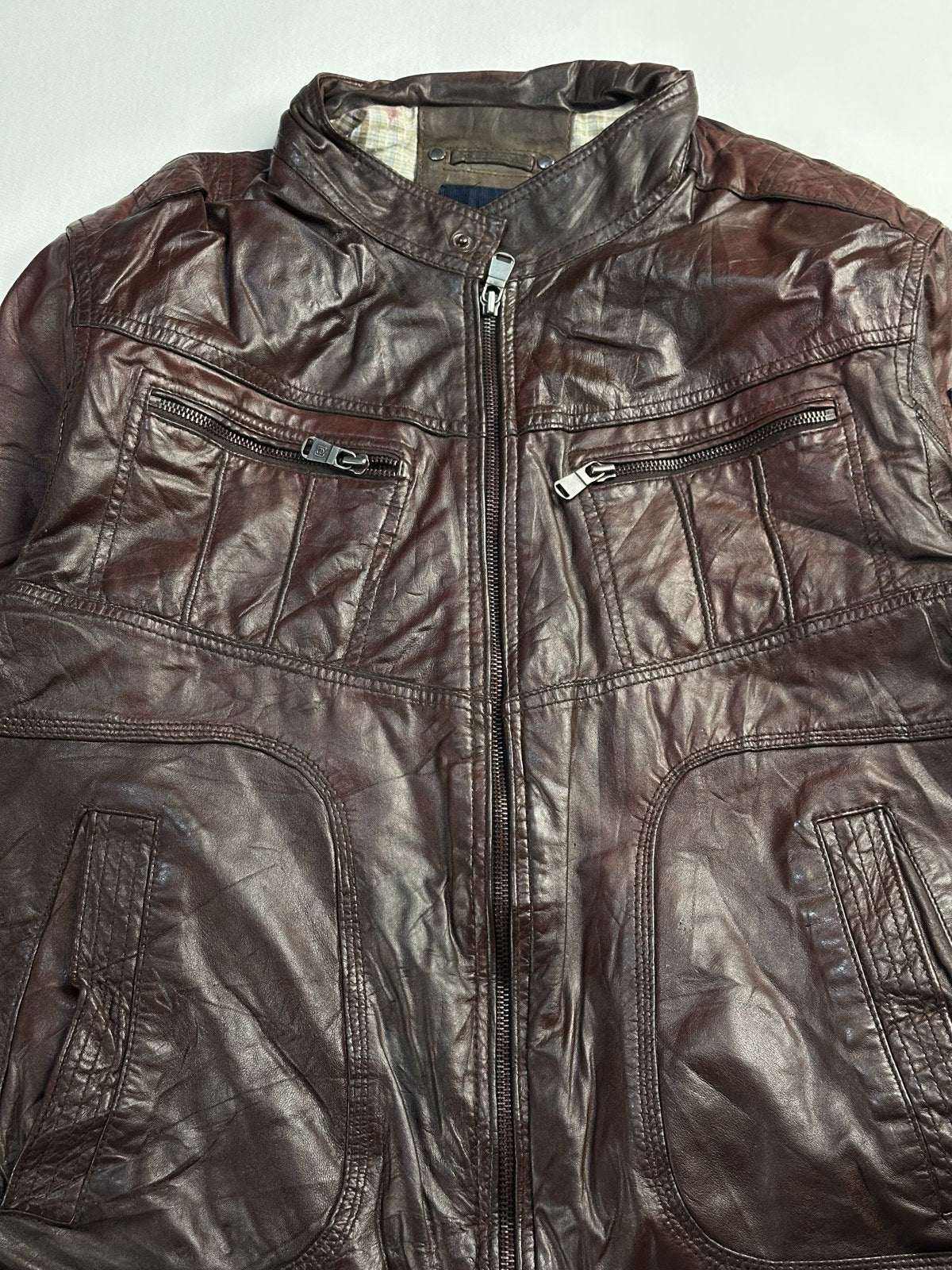 Collar and neckline of the burgundy leather cafe racer