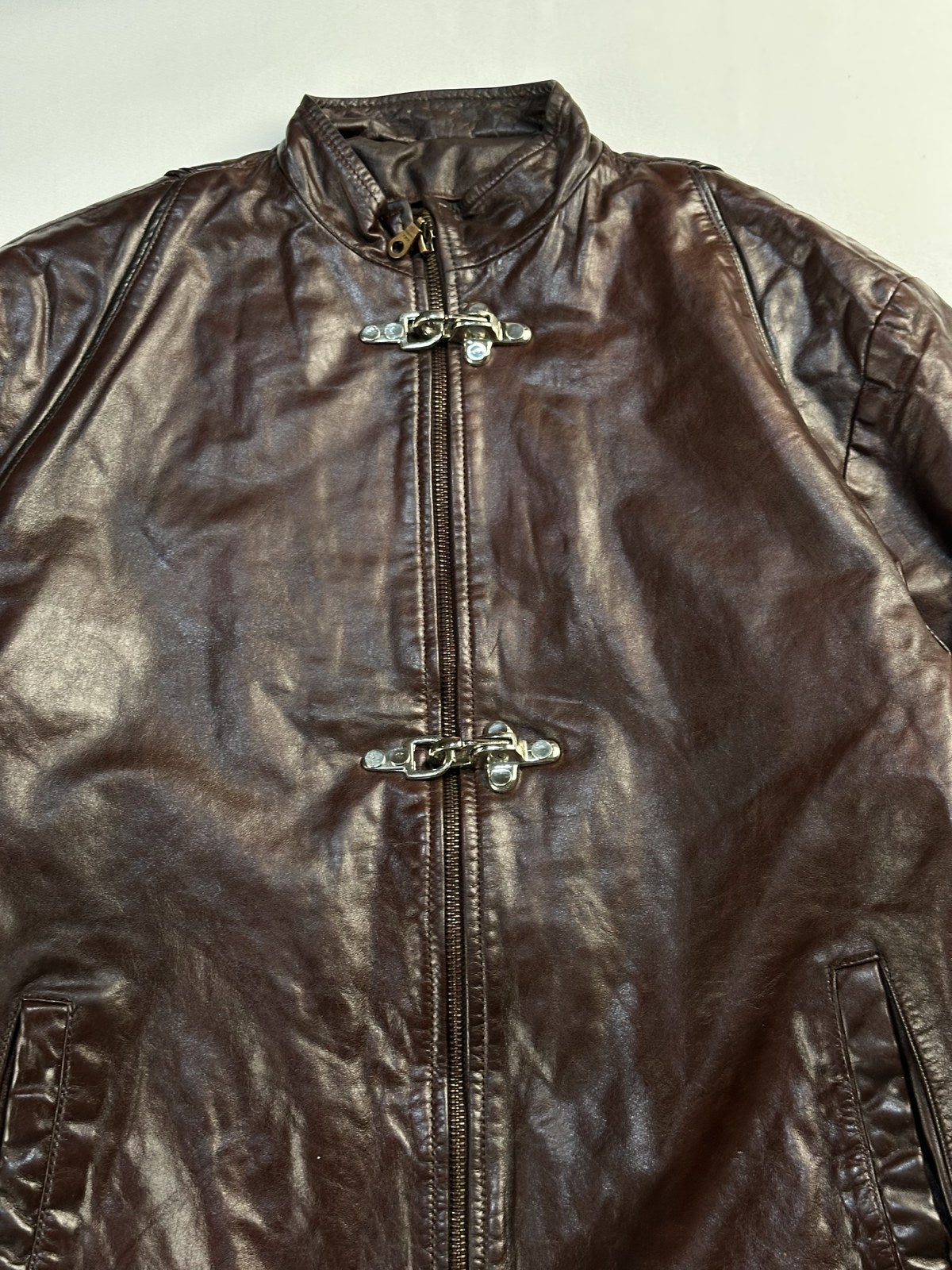Collar and the triple clasp fastening on the burgundy cafe racer