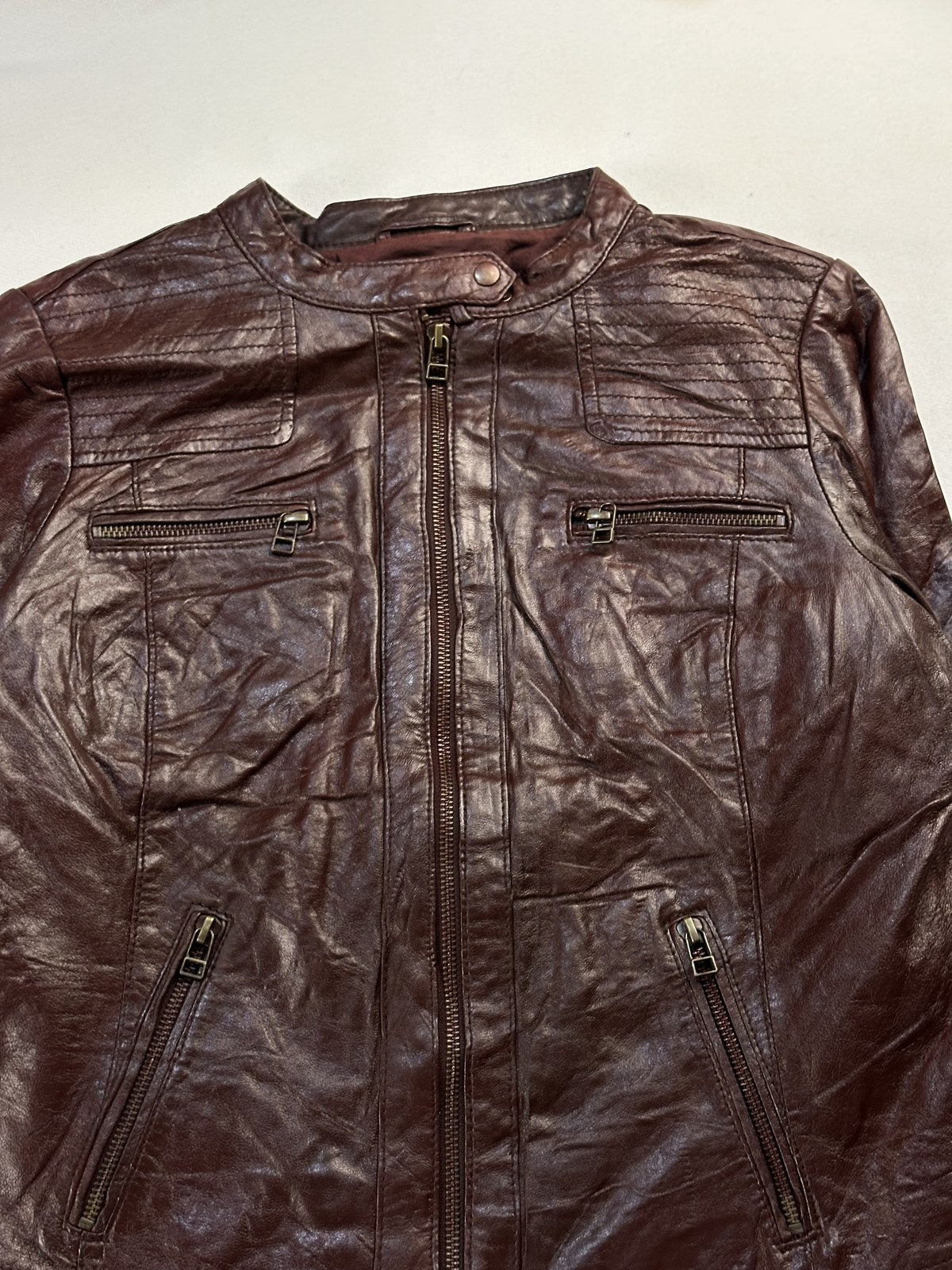 Collar and neckline of the small burgundy cafe racer