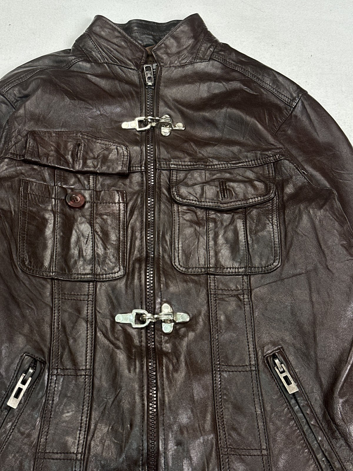 Collar and neckline of the burgundy leather field jacket
