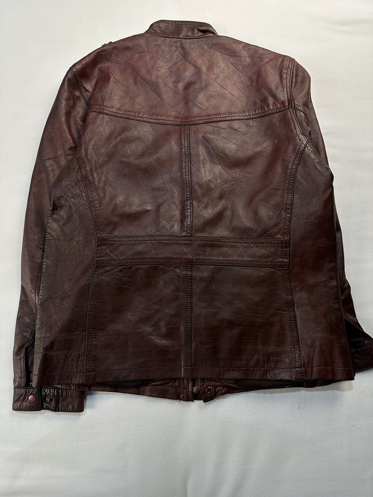 Back of the size M burgundy field jacket shown flat