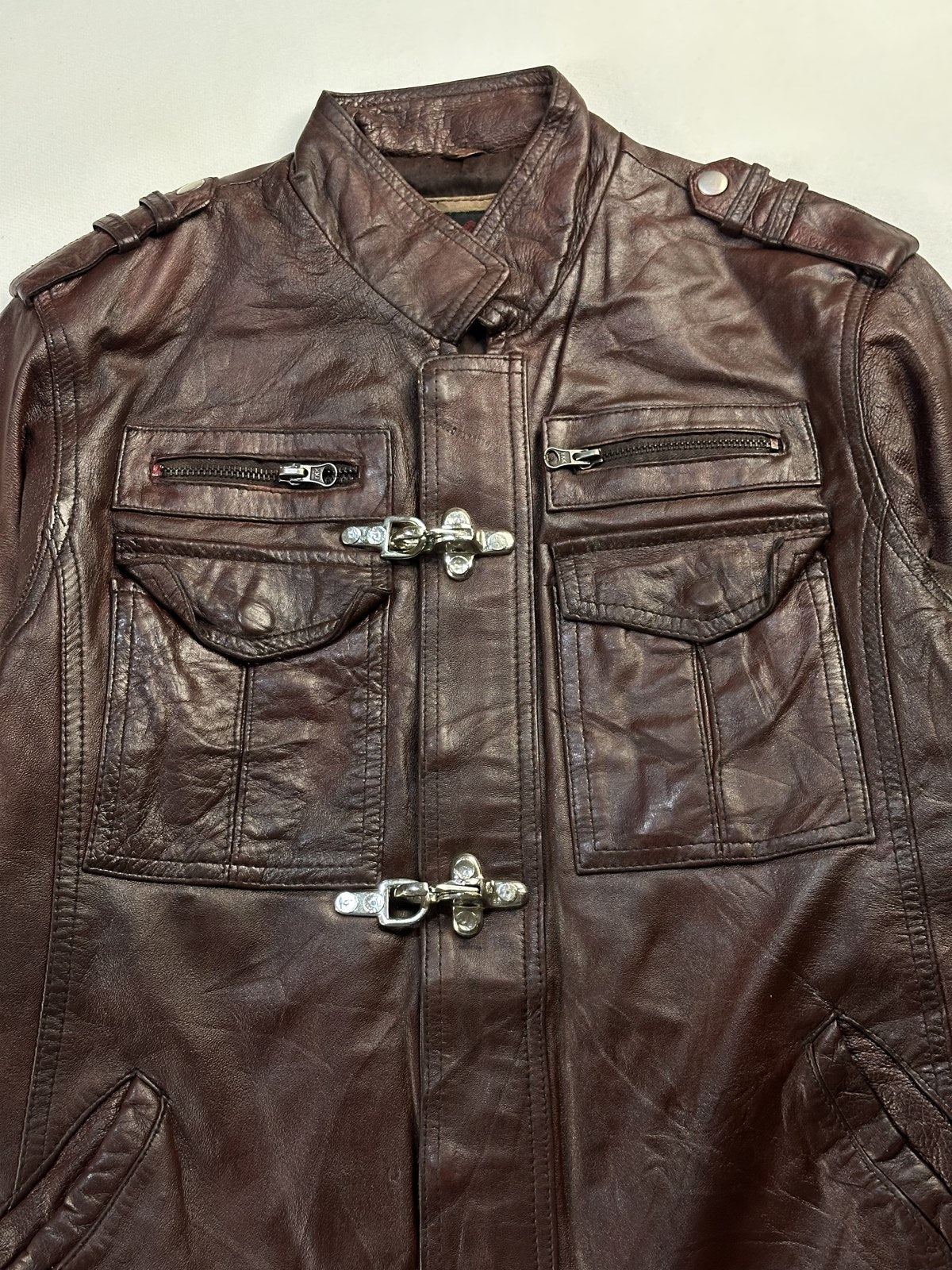 Collar and buttoned epaulette on the burgundy field jacket