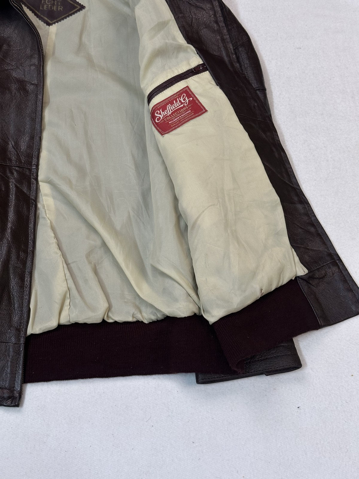Soft shirt collar on the size L burgundy leather flight jacket in close up