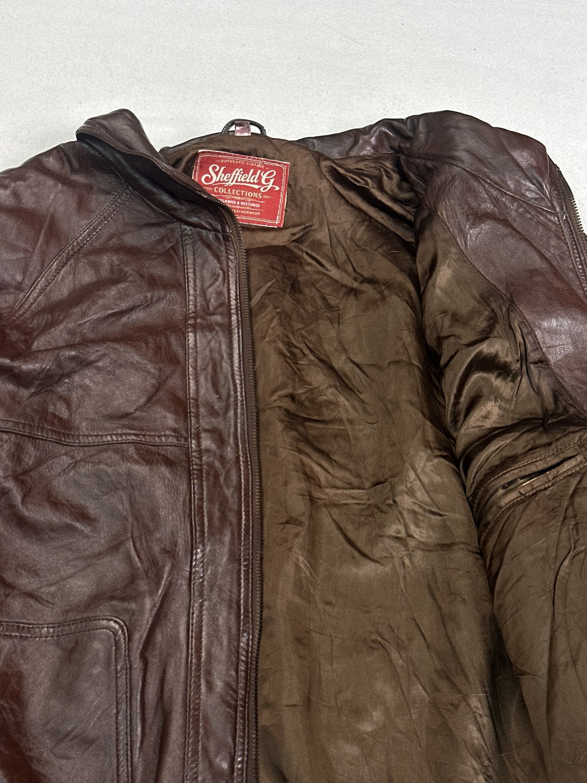 Collar and neckline of the burgundy leather harrington