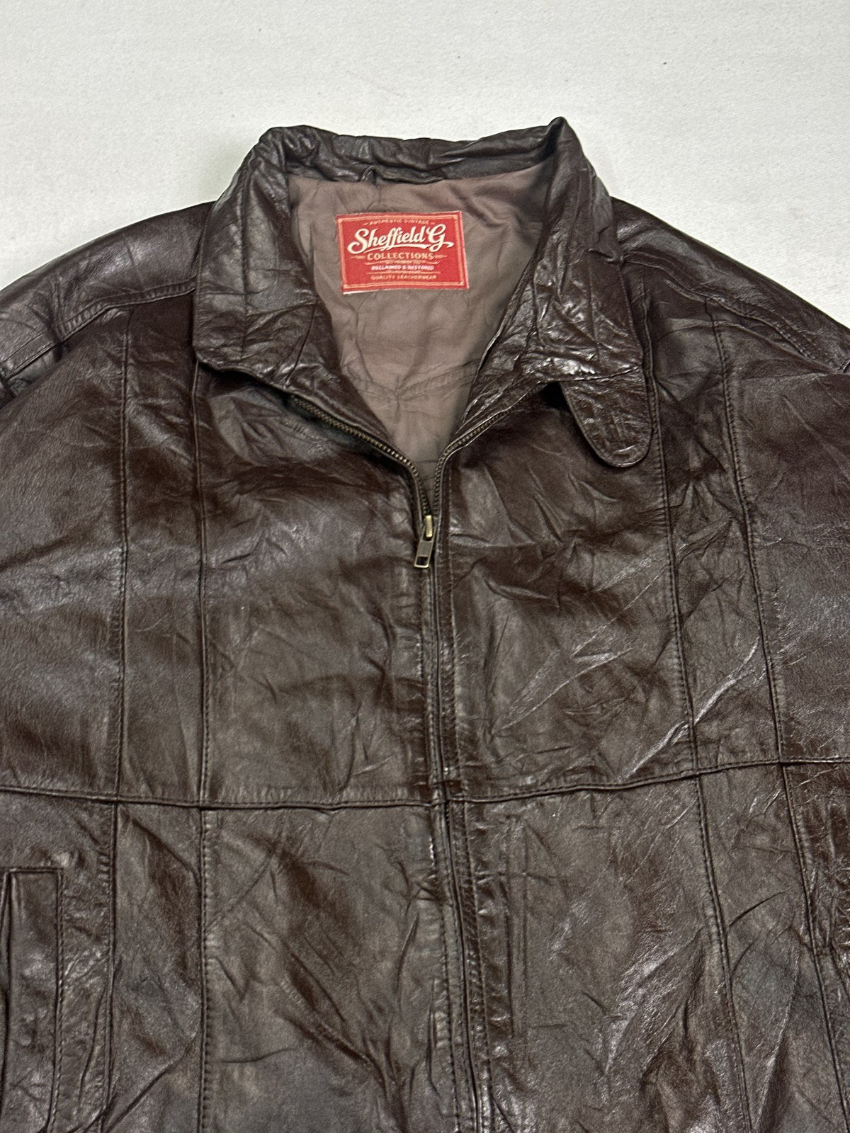Collar and neckline of the burgundy leather harrington