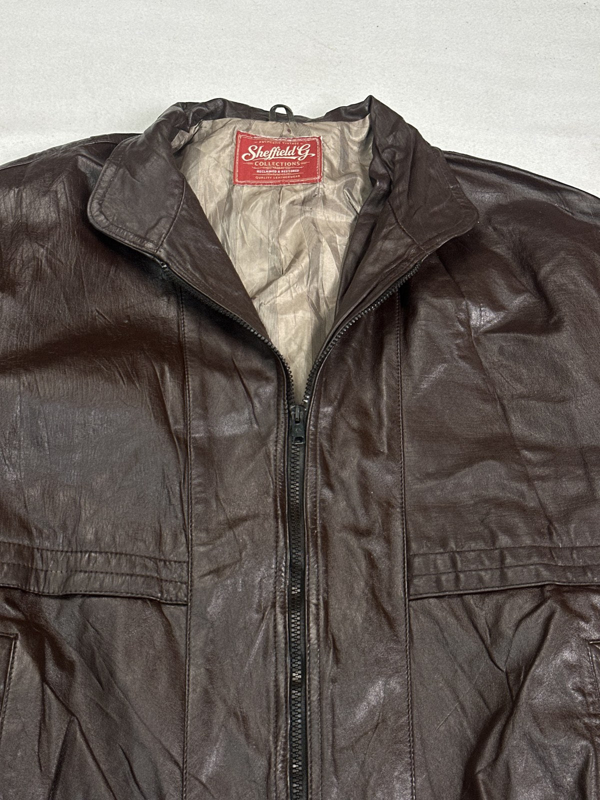 Collar and neckline of the burgundy leather harrington