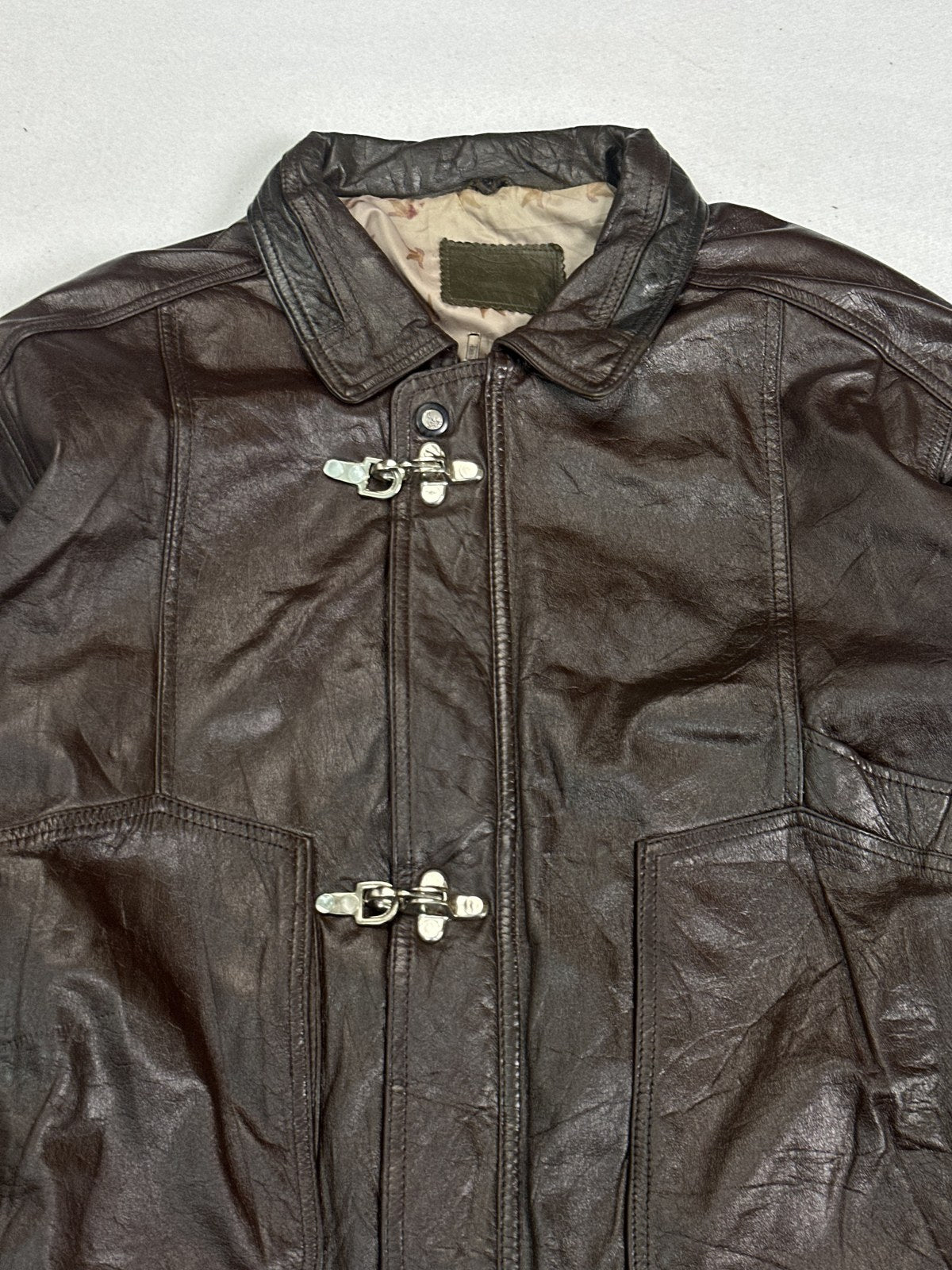 Collar and neckline of the roomy burgundy harrington