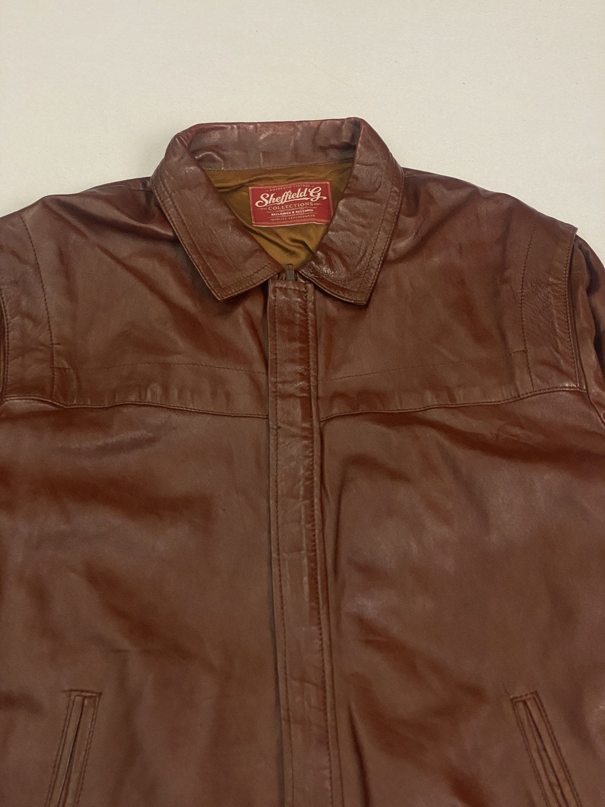 Collar and neckline of the burgundy leather harrington