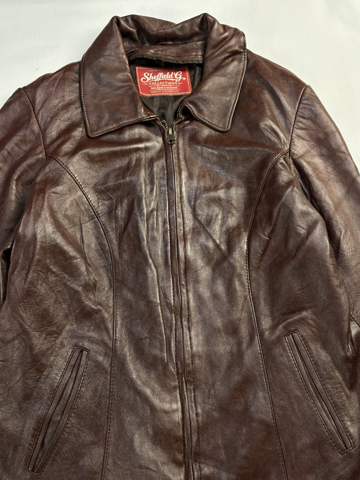 Collar and neckline of the small burgundy harrington