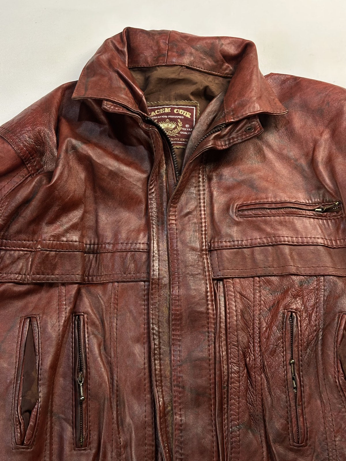 Collar and neckline of the burgundy leather harrington
