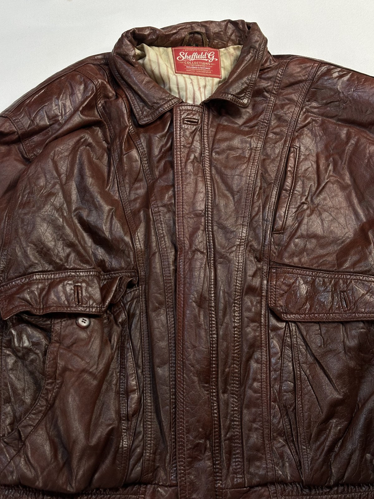 Collar and buttoned chest flap on the burgundy harrington