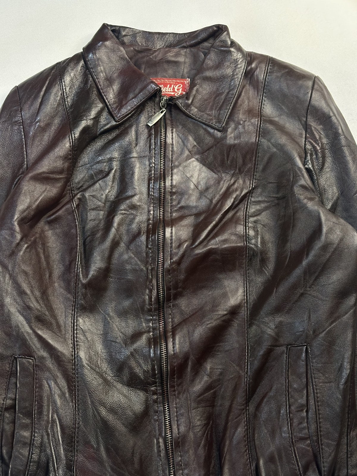 Collar and neckline of the burgundy leather harrington