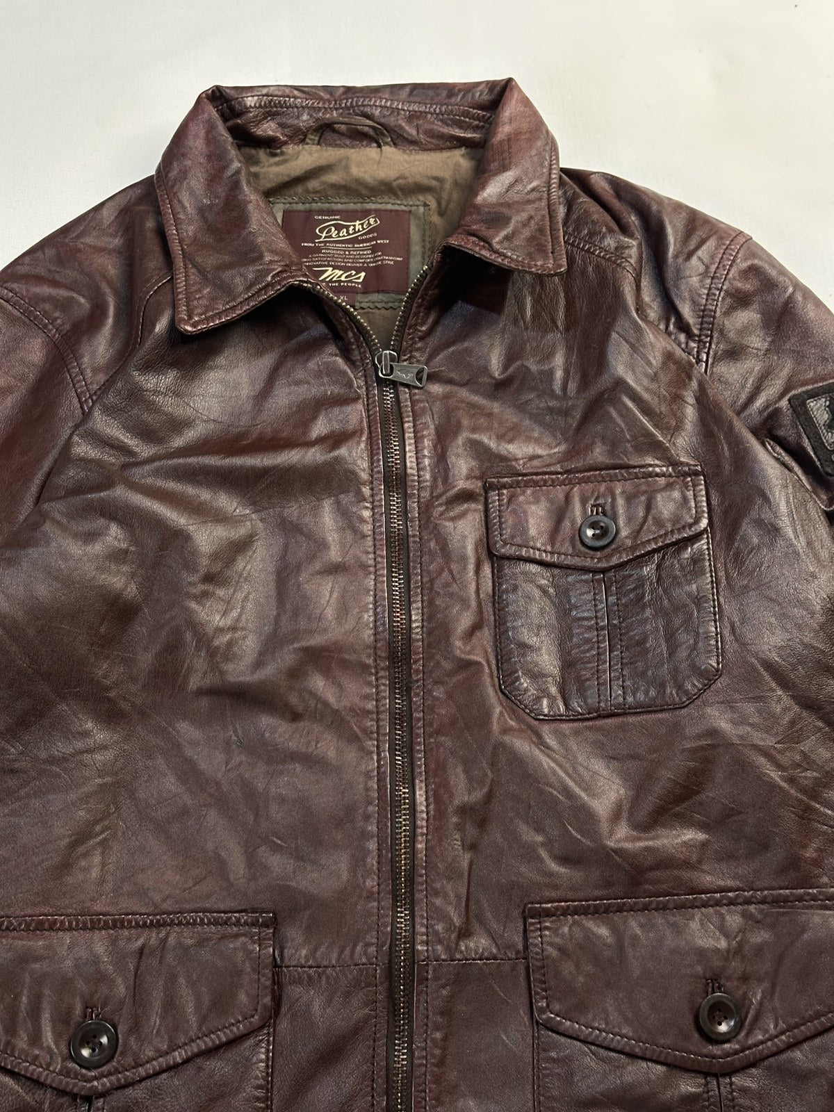 Collar and neckline of the burgundy leather trucker jacket