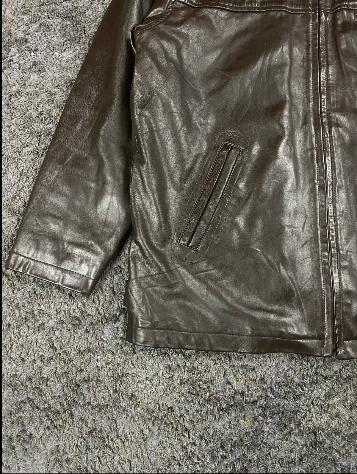 Diagonal zip hand pocket, sleeve cuff and straight hem on the brown cafe racer